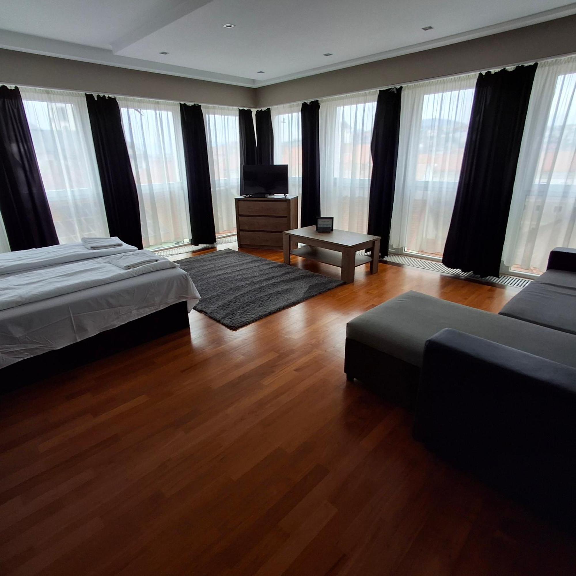 Unicorniselit Apartmanok Eger Esterno foto